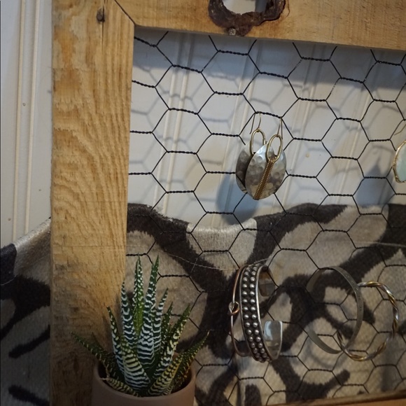 Reclaimed Jewelry Display - Picture 4 of 4